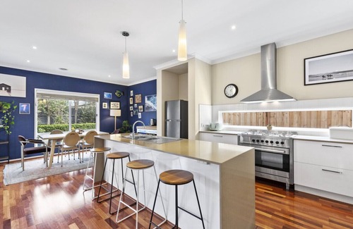 Curlewis House | Creekside Curlewis- Family holiday house for 12. Wineries, Beaches, Parks