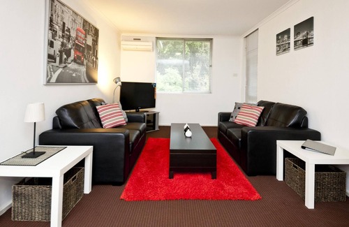 Daglish Apartment | Cute and affordable park side accommodation Queen bed