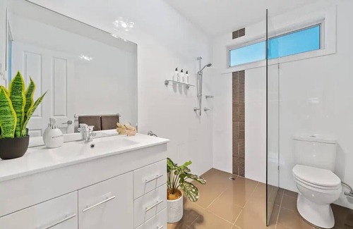 Caves Beach House | Cute Caves Beach Cottage - Family & Pet Friendly - 7 min walk to Beach.