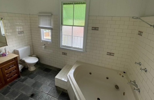 Paddington House | Cute, Clean, Convenient! Entire house100m from Caxton St and Suncorp but quiet!