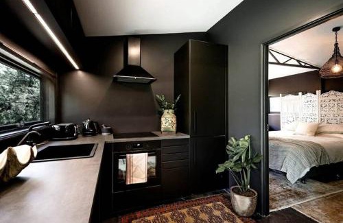 Yandina Creek Villa | Dark Moon Cottage. Luxurious.