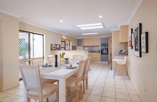 Robertson House | Decorated with love 4BD Family House with Pool