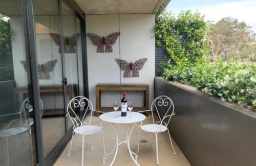 Lyneham Apartment | Deluxe Studio Apartment in the Center of Canberra - Hosted by CanStay