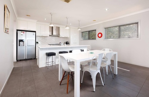 Albury House | Divine Views on Roper - Glorious three bedroom, two bathroom townhouse with views to die for!