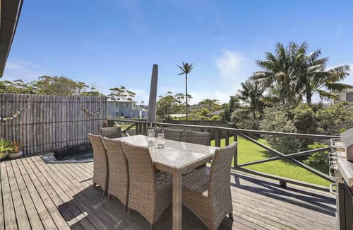 Mollymook Beach House | Dog friendly Mollymook Beach house with Hot spa, Aircon and coffee machine