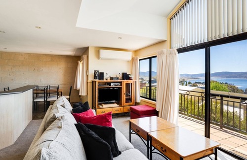 Jindabyne House | Dromaius 5 - 3BR Townhouse l Lake Views l Spa Bath l WiFi l BBQ