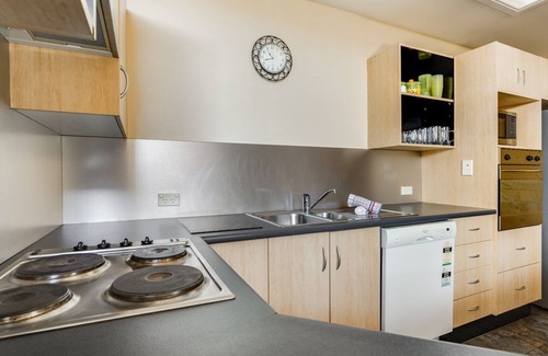 Jindabyne House | Dromaius 5 - 3BR Townhouse l Lake Views l Spa Bath l WiFi l BBQ