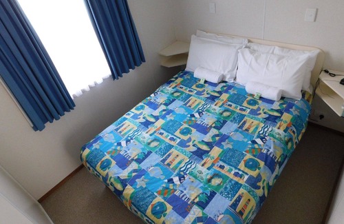 Portarlington Cabin | Dylene Caravan Park - 2 Br Family Cabin with Air