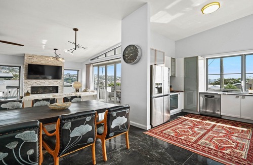 Terrigal House | Easy walk to Terrigal, beach, boutique shops, eateries and watersports