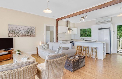 Killcare House | Edge of the Bay and Close to Beaches