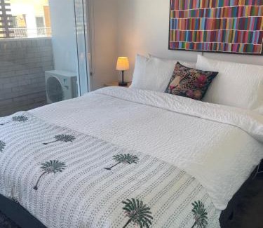 Newtown Apartment | Elegant Apartment, Heart of Newtown with Secure Parking