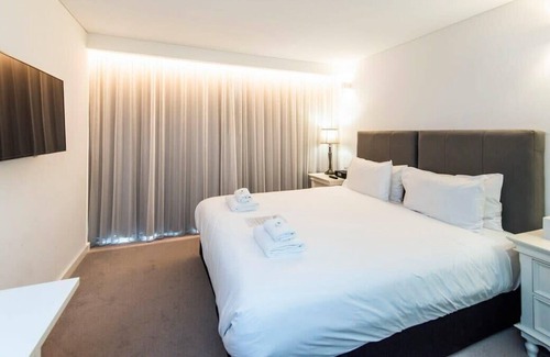 Perth Apartment | Elegant Studio with Fantastic Rooftop Views