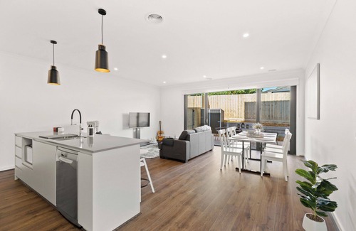 Carrum Downs House | "Everything is Grey" 4-bedroom townhouse with all you need for a perfect stay.