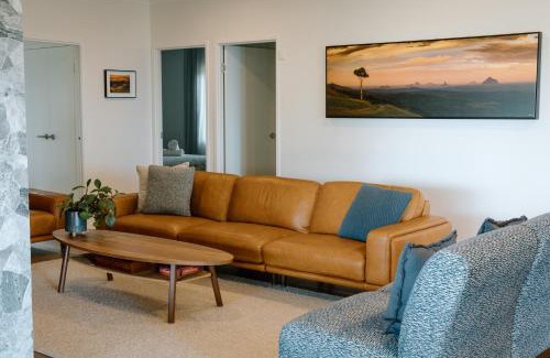 Balmoral Ridge House | Executive Paradise High on Hill with Incredible Views, Firepit & Games Perfect for groups of Family and Friends