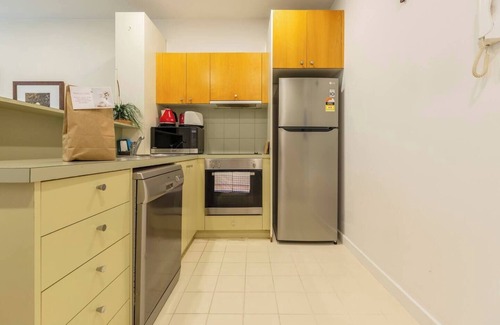 St Kilda Apartment | Experience the St Kilda Vibe from a Cosy Retreat