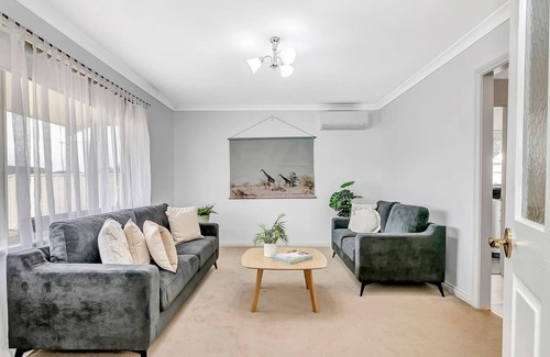 Port Noarlunga South House | Explore the Coast and Wine Regions in Port Noarlunga