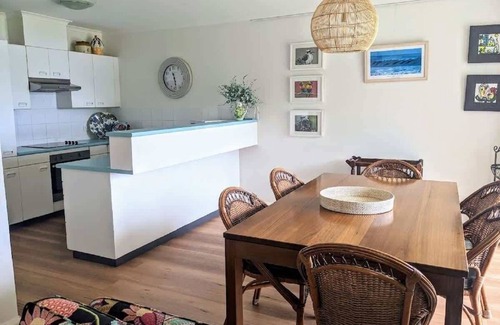 Mollymook Beach Apartment | Fathoms 6 Summary: Mi