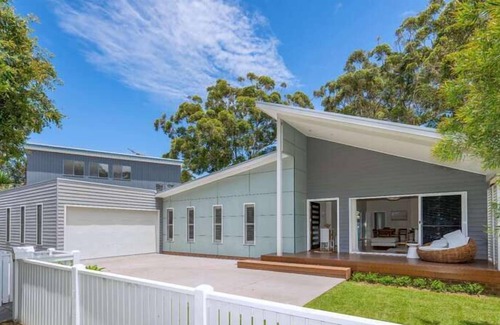 Bateau Bay House | Featuring a stunning open-plan living and dining area, this sunny, light-filled, well-appointed, ful