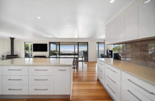 Hunchy House | Flaxton Garden Home with Spectacular Coastal Views