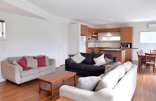 Inverloch House | Flying Colours, comfort and convenience by the sea!