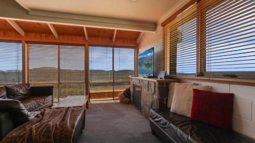 Hotham Heights Apartment | Fountains 6