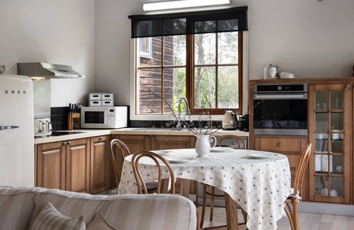 Hepburn Springs House | French Cottage- enchanting retreat in Hepburn with spa and log fire