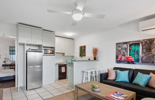 New Farm Apartment | Funky Urban Pad ~ 1 Bed/1 Bath/1 Car ~ New Farm