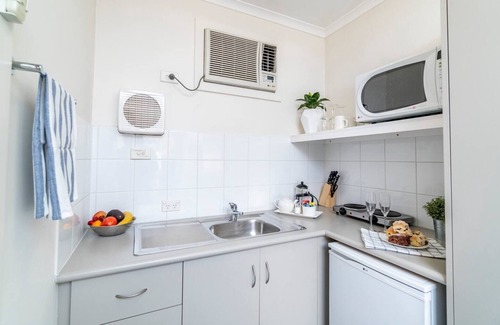 Glenelg Apartment | Glenelg Central Studio Aqua