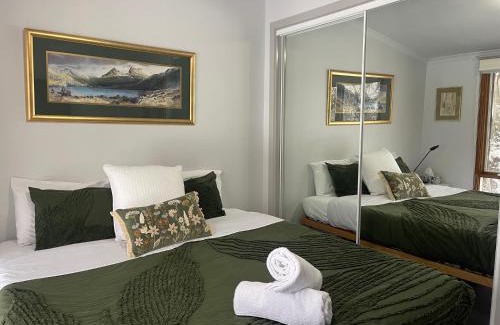 Baw Baw Village Apartment | Halls Retreat - Luxury with a spa
