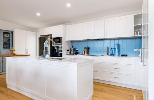 Malua Bay House | Hamptons Hideaway Walk to Beach & WiFi
