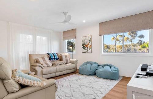 Malua Bay House | Hamptons Hideaway Walk to Beach & WiFi