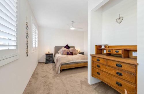 Malua Bay House | Hamptons Hideaway Walk to Beach & WiFi