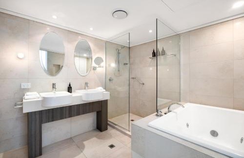 Noosa Heads Apartment | Hastings Park: Modern, Ocean View Retreat
