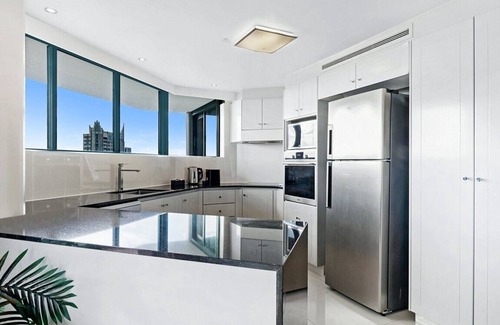 Surfers Paradise Apartment | Highrise Seaview Modern 3-Bedroom Apartment in the Heart of Surfers Paradise !