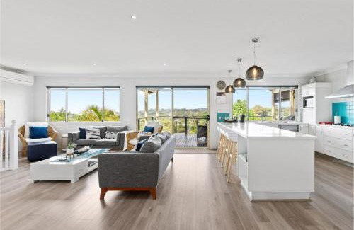 Wamberal House | Holiday Home with Ocean Views Wamberal
