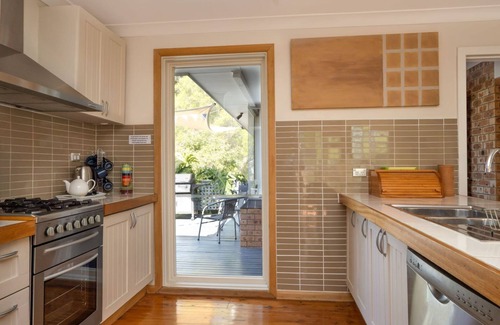 Vincentia House | Holiday on Foley - Vincentia - 5 Minute stroll to Orion Beach, Pet Friendly