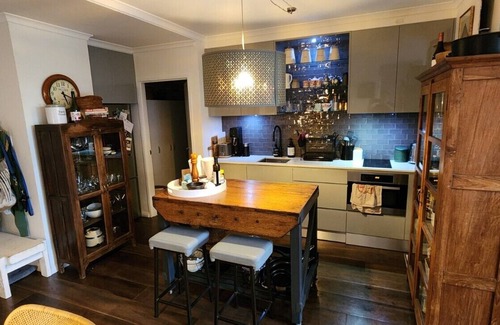 Redfern Apartment | Homely Apartment In Sought After Building