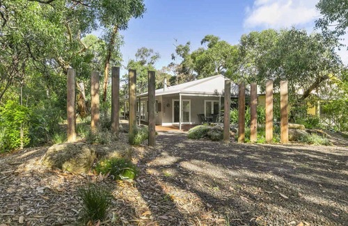Aireys Inlet House | Hopkins Retreat I Walk to Beach I Native Garden