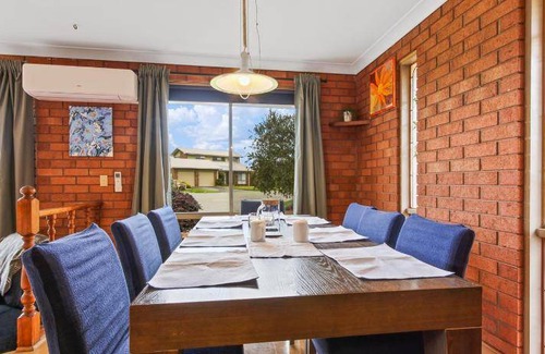 Lakes Entrance House | House ∙ 4 bedrooms ∙ 12 guests
