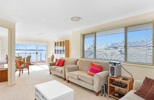 Mannering Park House | House ∙ 4 bedrooms ∙ 9 guests
