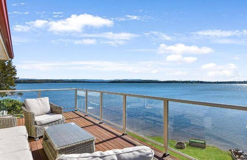Mannering Park House | House ∙ 4 bedrooms ∙ 9 guests
