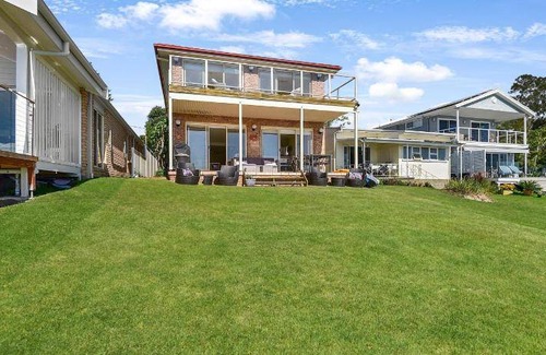 Mannering Park House | House ∙ 4 bedrooms ∙ 9 guests