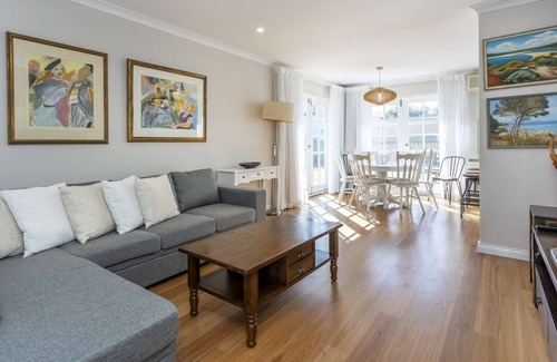 Cottesloe House | Huge house across from Cottesloe Tennis Club! 6min walk to Cott beach. Free WIFI