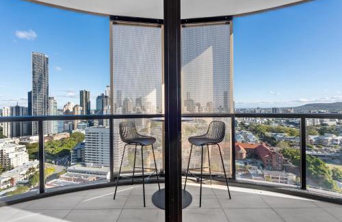 Fortitude Valley Apartment | Huge Sub-Penthouse with Stunning Views, Pool plus Parking