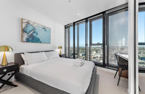 Fortitude Valley Apartment | Huge Sub-Penthouse with Stunning Views, Pool plus Parking