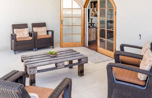 Indooroopilly Apartment | Inner City Pad Indooroopilly