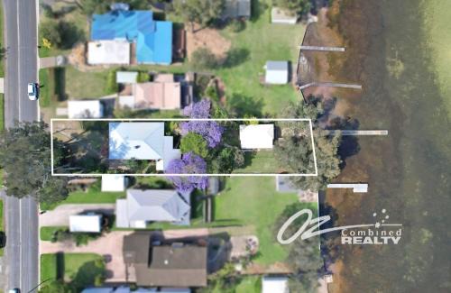 Erowal Bay House | Jerrinja - Absolute waterfront with jetty - 5 mins to Hyams Beach