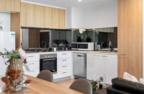 Adelaide Central Business District Apartment | Journey to West Franklin/Free Parking/Pool/Gym