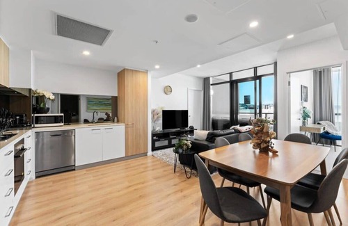 Adelaide Central Business District Apartment | Journey to West Franklin/Free Parking/Pool/Gym