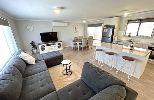 Moonta Bay Apartment | Just About Beachfront - Freshly Renovated - 3 Bedroom Home